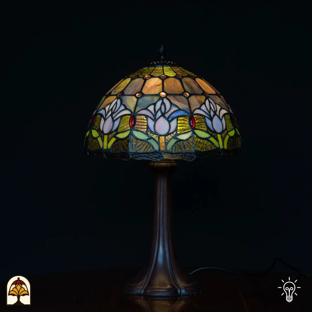 Verlichte Tiffany lamp tafellamp Tulipa Lilac Sereno ⌀30 cm op zwarte achtergrond – koepelkap met lila tulpen, bronzen kolomvoet