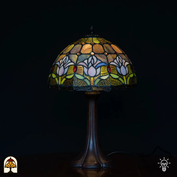 Verlichte Tiffany lamp tafellamp Tulipa Lilac Sereno ⌀30 cm op zwarte achtergrond – koepelkap met lila tulpen, bronzen kolomvoet