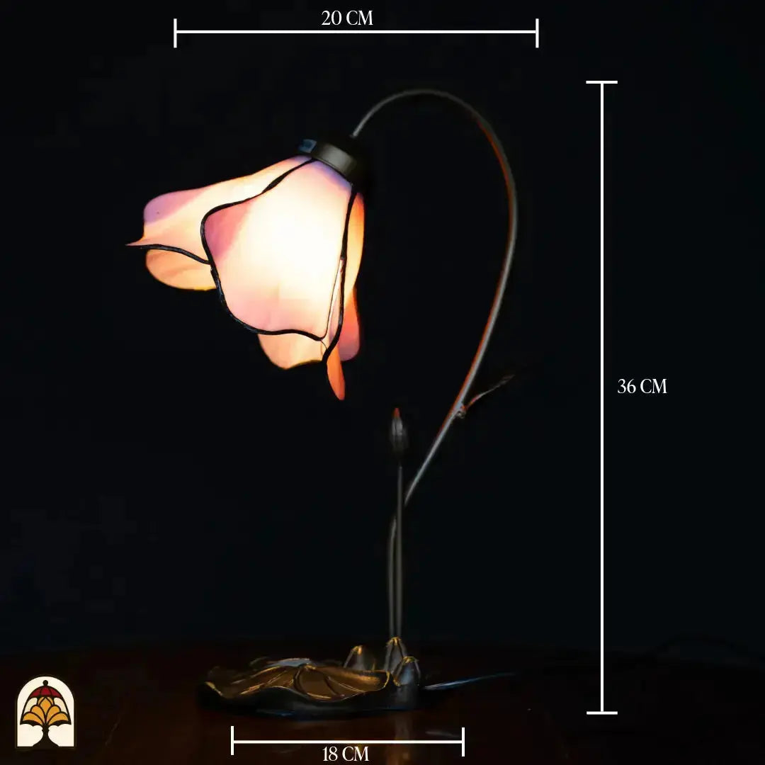 Maatafbeelding Tiffany tafellamp Lotus Sereno — kapdiameter ⌀20 cm, totale hoogte 36 cm, voetdiameter 18 cm