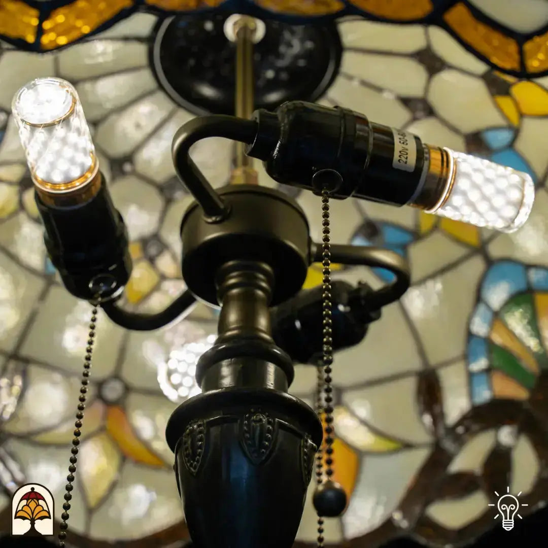 Close-up voet Tiffany vloerlamp Barok — brede ronde voet in geoxideerd brons met decoratief ribbelpatroon, aansluitsnoer zichtbaar