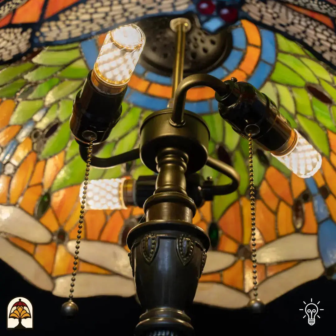 Close-up verlichte fitting Tiffany lamp vloerlamp Libellula Azul – brandende peertjes, blauw glas