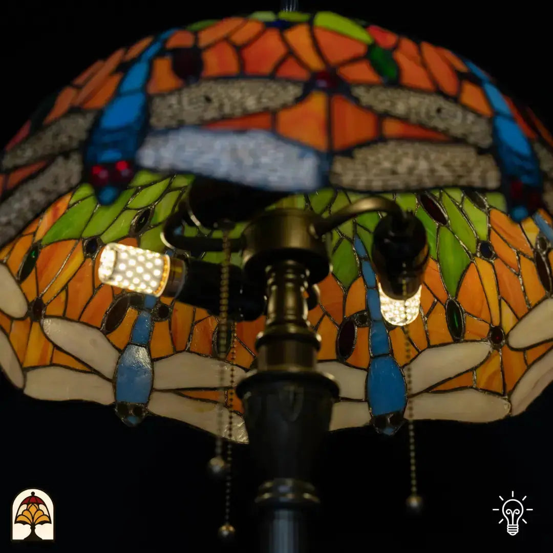 Close-up bronzen voet Tiffany lamp vloerlamp Libellula Azul – brede ronde voet met ribbelpatroon