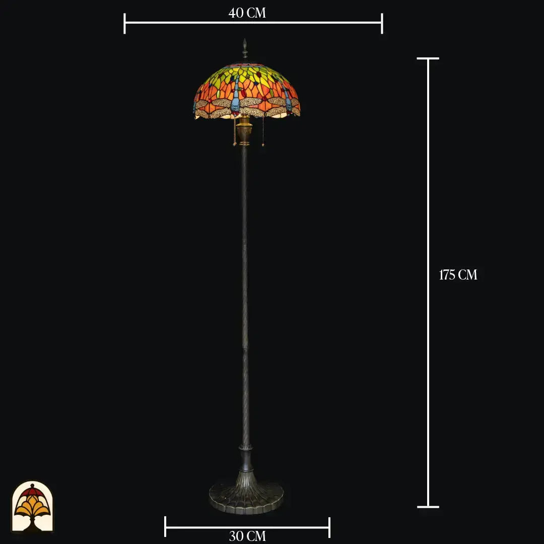 Onverlichte Tiffany lamp vloerlamp Libellula Azul volledig op zwarte achtergrond – blauwe koepelkap met libellenrand, lange paal, brede bronzen voet