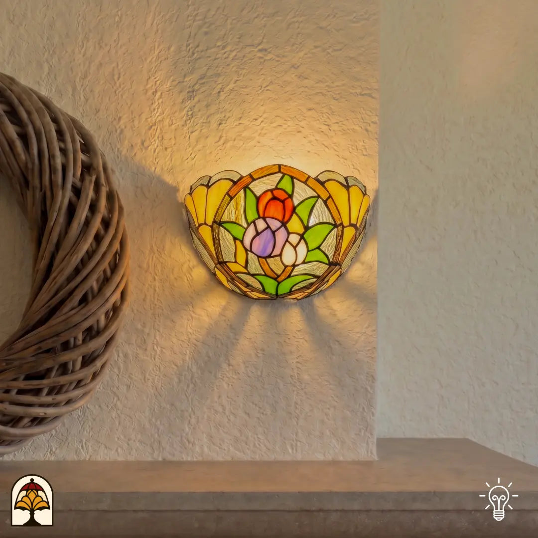 Tiffany wandlamp Tulipa Tricolore – verlicht, kleurrijke tulpenmotieven met groene bladeren
