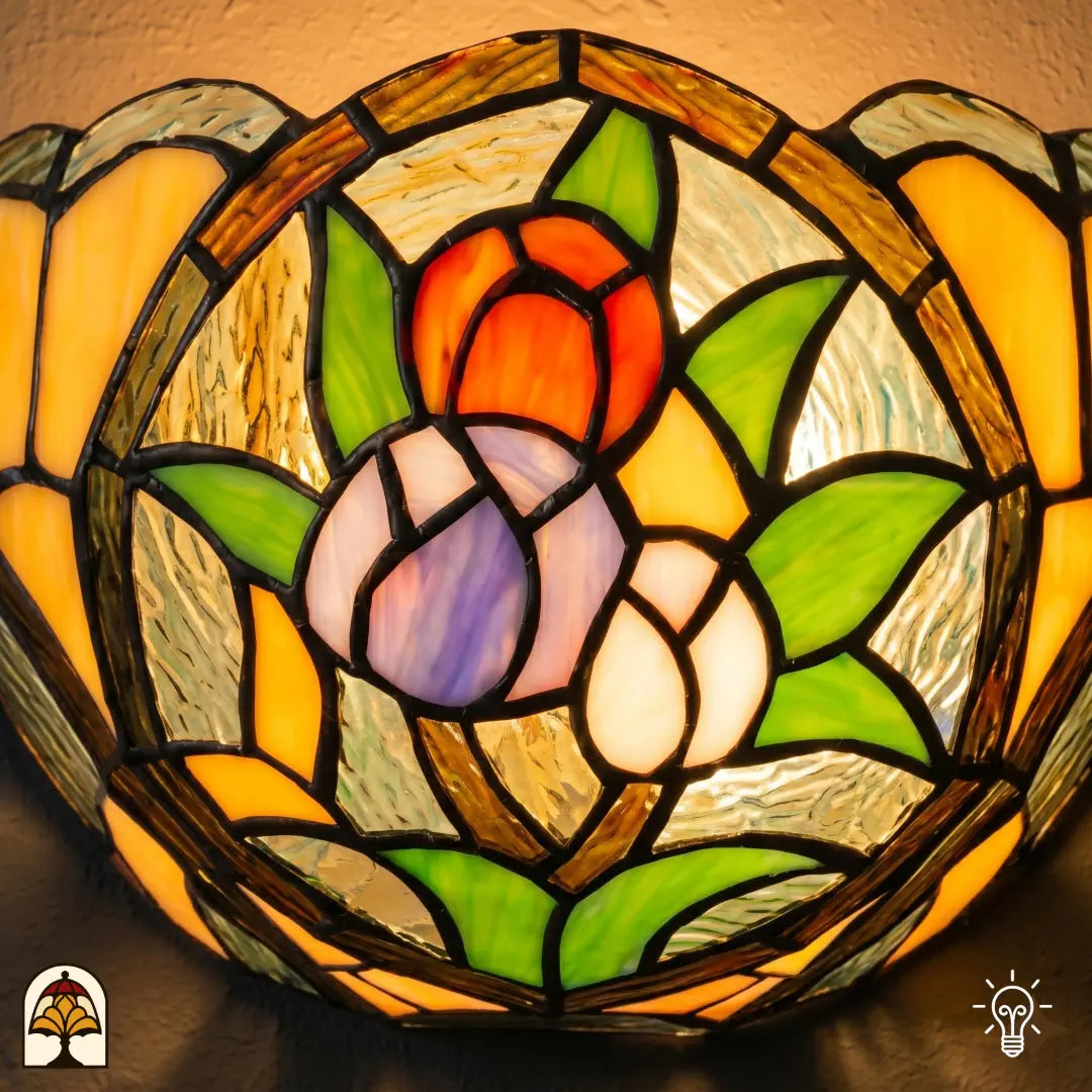 Tiffany wandlamp Tulipa Tricolore – in interieur, warm lichtspel van rood, paars en geel