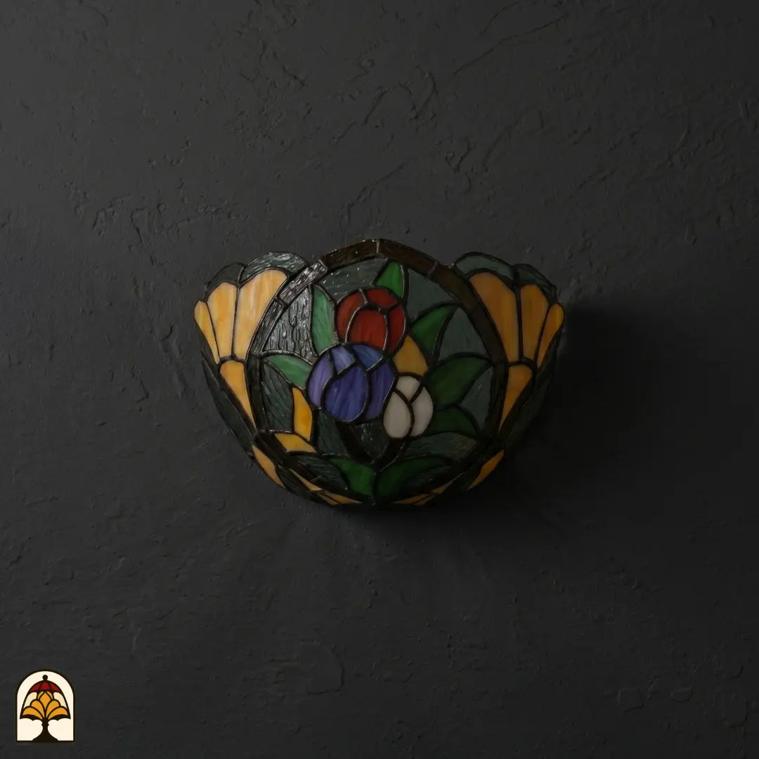 Tiffany wandlamp Tulipa Tricolore – close-up lampenkap, glas-in-lood tulpen in rood, paars en wit