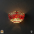 Tiffany wandlamp Libellula Rossa verlicht op muur – rode libellen en gekleurde juwelen in halfronde kap