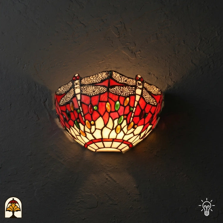 Tiffany wandlamp Libellula Rossa verlicht op muur – rode libellen en gekleurde juwelen in halfronde kap