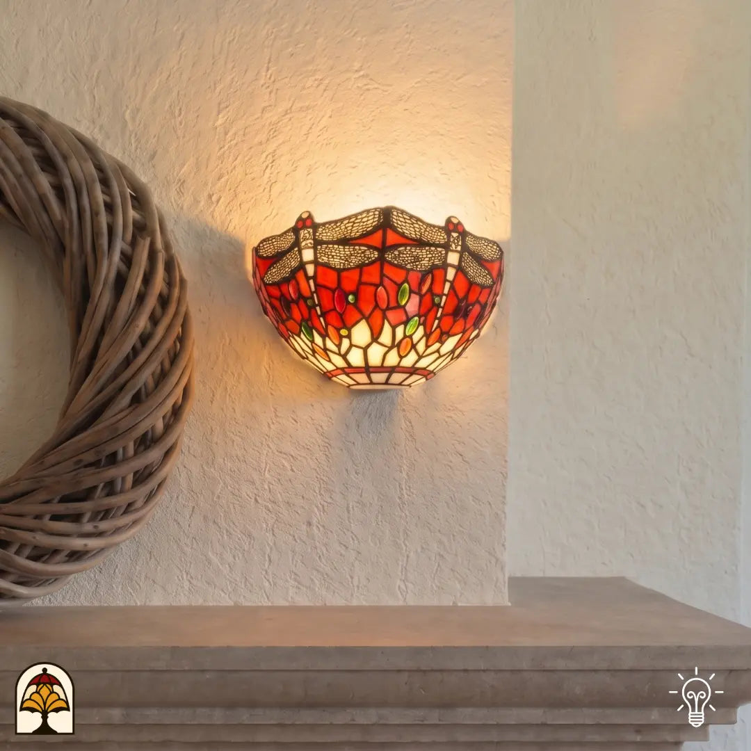 Tiffany wandlamp Libellula Rossa – rode libellenpatroon verlicht