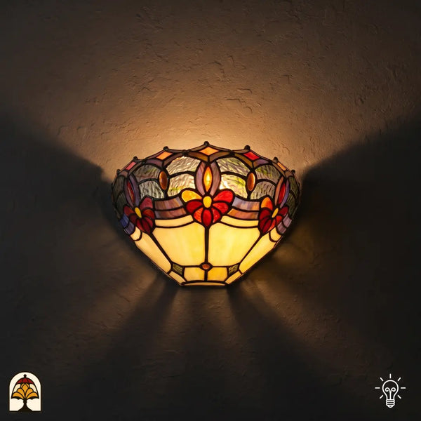 Tiffany wandlamp Giglio Rubino verlicht op muur – halfronde kap met rode bloemen en warme ambertinten