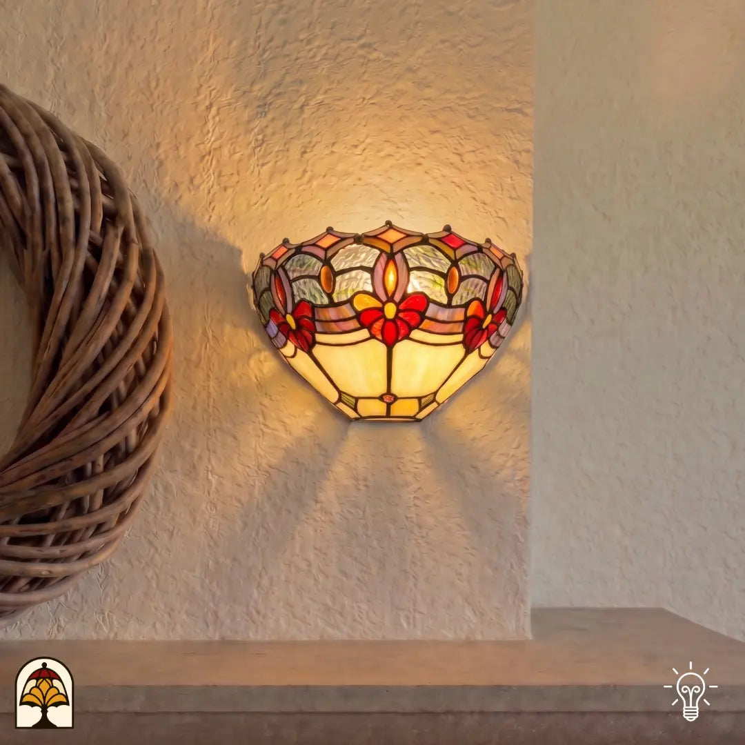 Tiffany wandlamp Giglio Rubino – zijaanzicht rode bloemmotieven in glas-in-lood