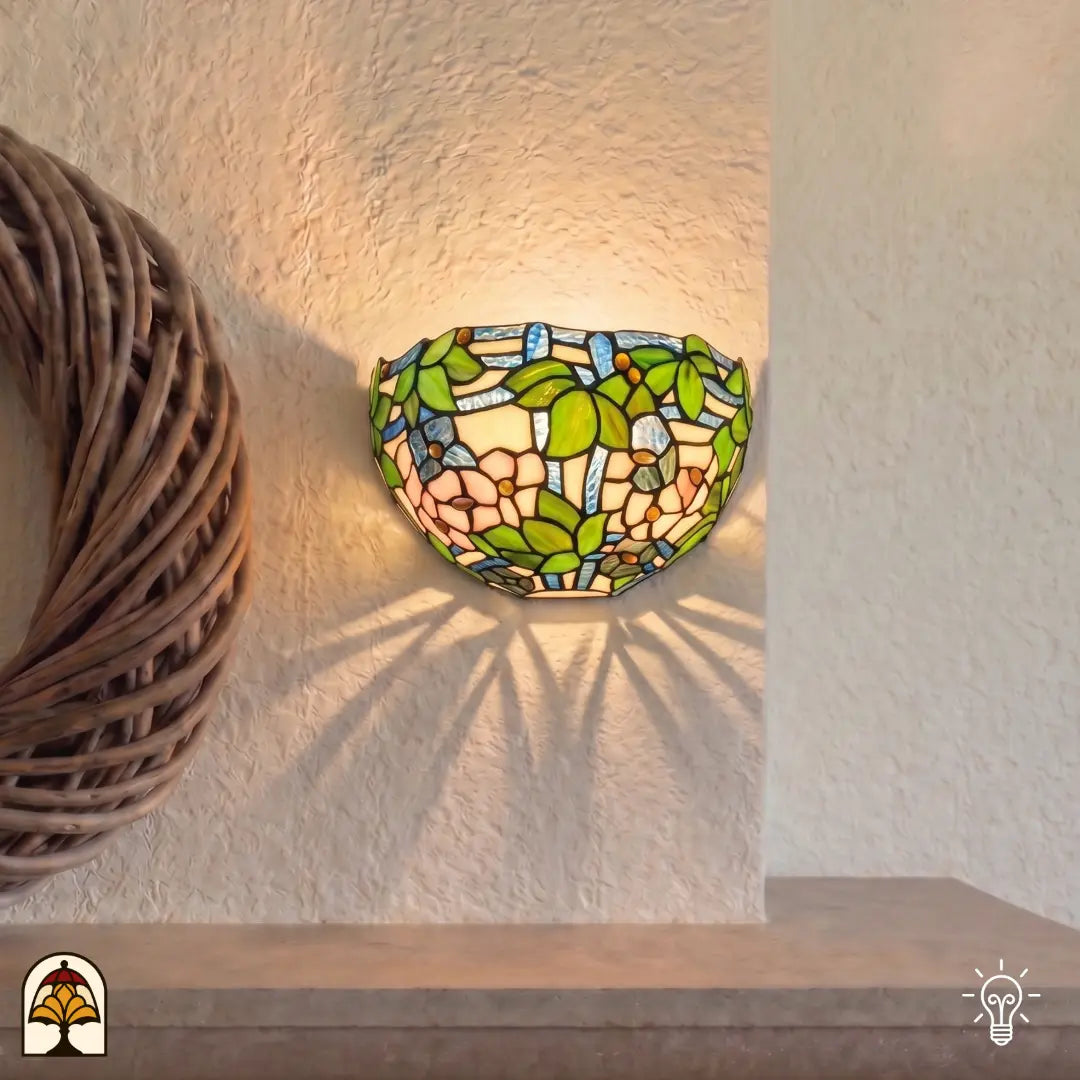 Tiffany wandlamp Rosa di Primavera – lente bloem- en bladmotieven verlicht
