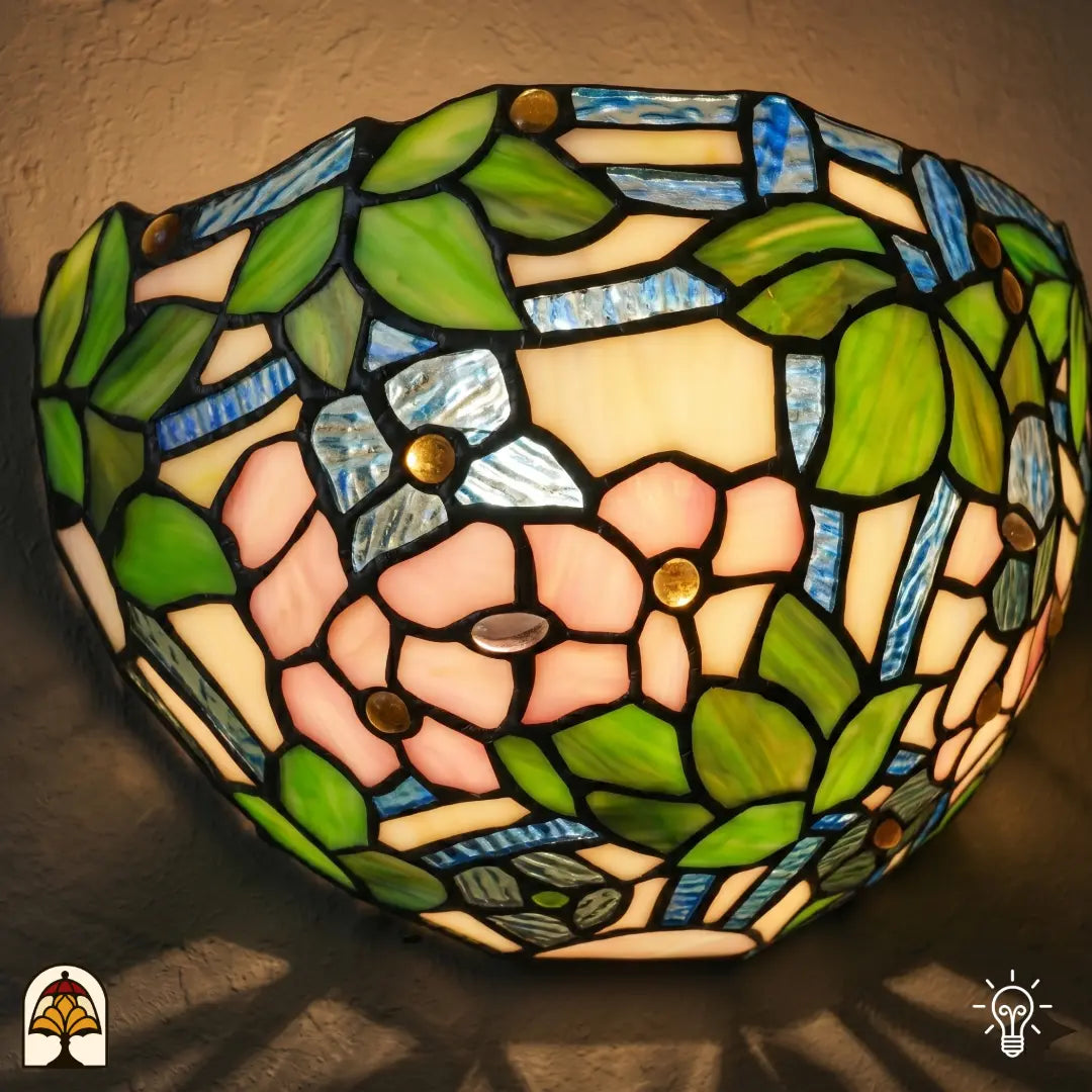 Tiffany wandlamp Rosa di Primavera in interieur – fris roze-groen lichtspel op muur
