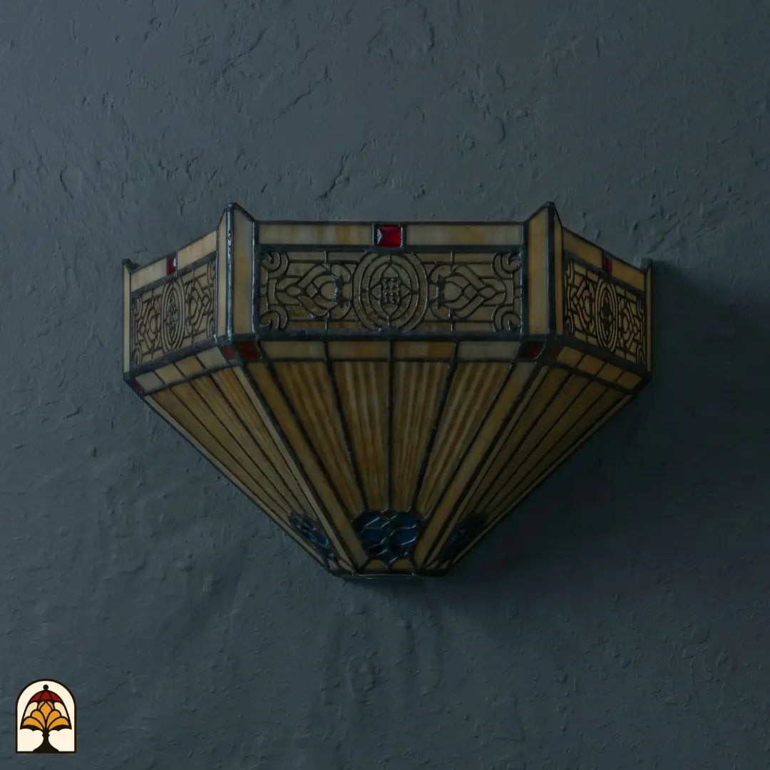 Close-up lampenkap Lumina Geometrica – amberen glasvlakken met geometrische decoratieve rand