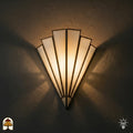Tiffany wandlamp Ventaglio Avorio verlicht op muur – Art Deco waaiervorm in crèmewit glas