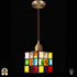 Tiffany hanglamp Cubo Colorato verlicht op zwarte achtergrond – kubusvormige kap met veelkleurige glasvlakken