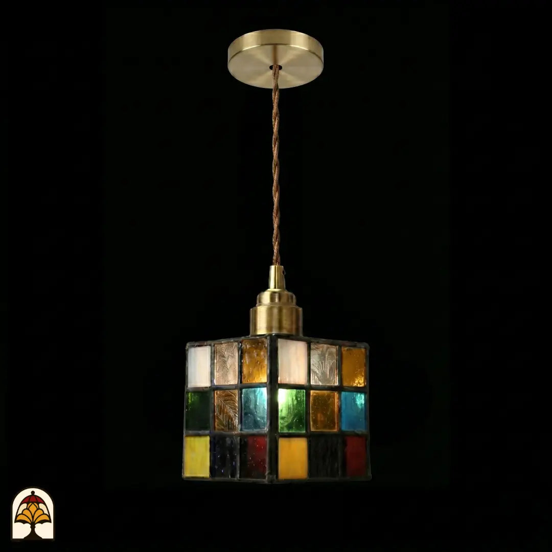 Close-up Tiffany hanglamp Cubo Colorato – glasdetails in rood, oranje, groen, blauw en wit